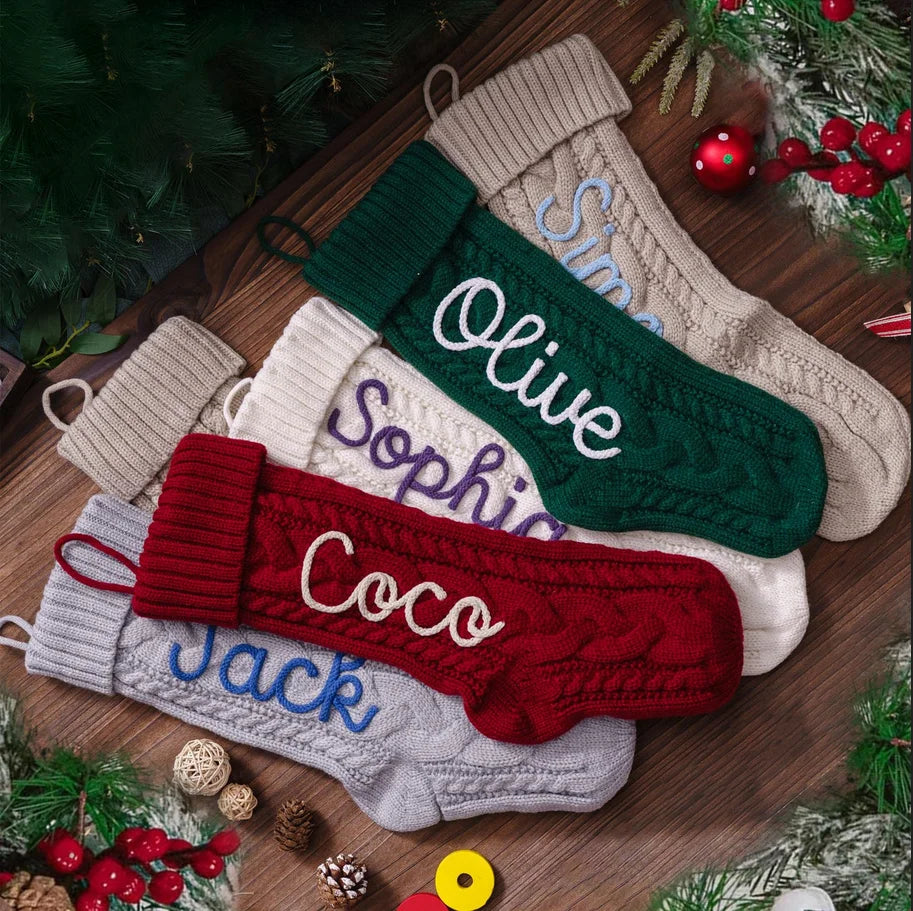 Chaussettes tricotées personnalisées posées sous le sapin