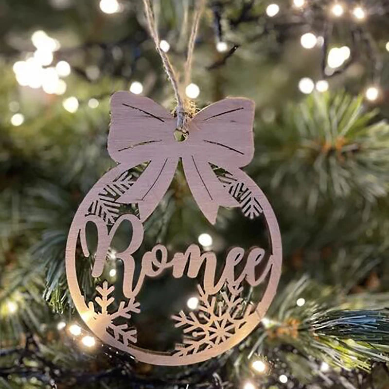 Suspension accrochée dans un sapin illuminé