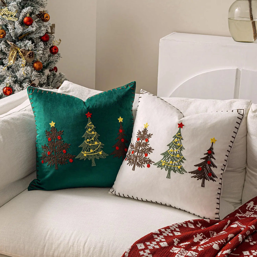 Housse de coussin de Noël brodée en velours, détail de la broderie