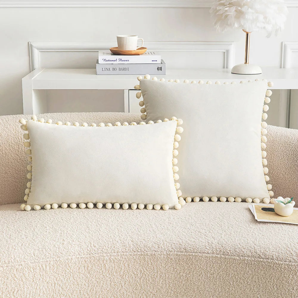 Housse de coussin en velours à pompons, coloris crème