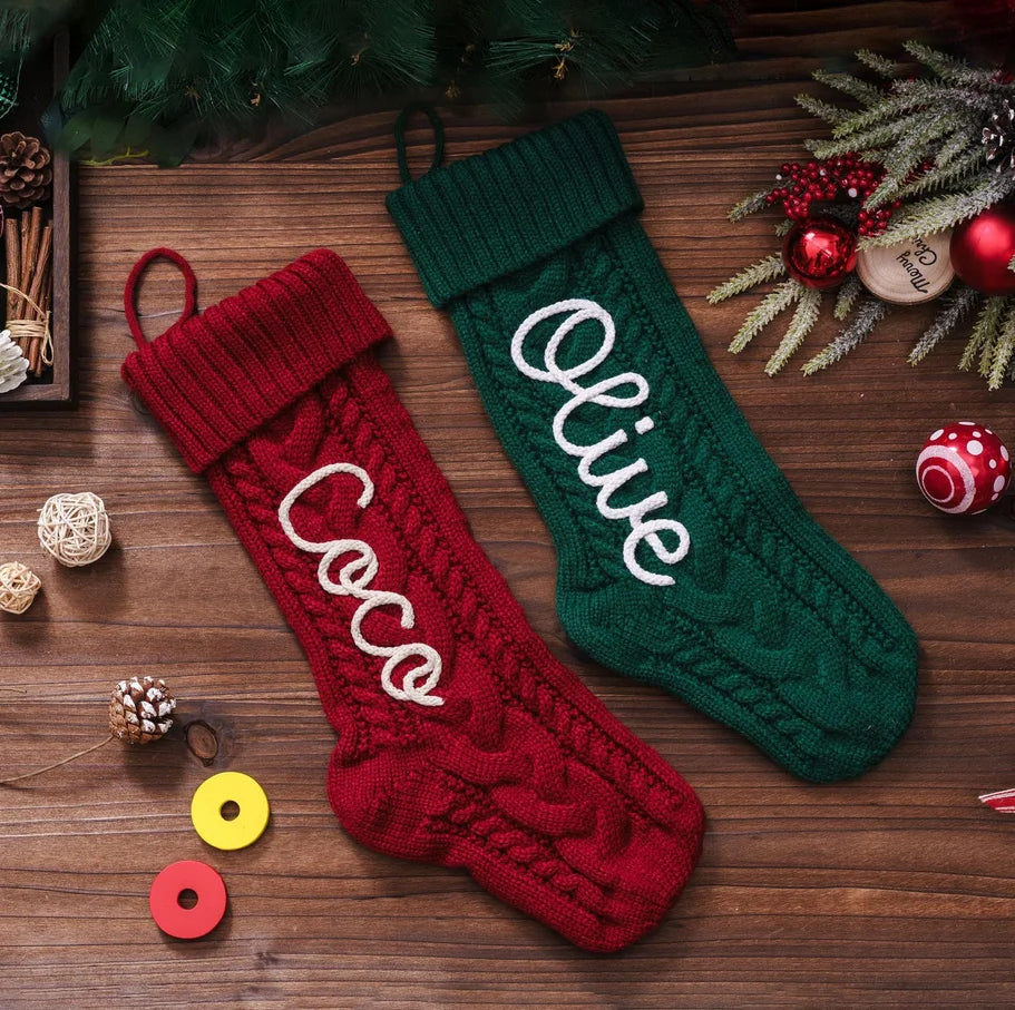 Deux chaussettes rouge et verte au prénom