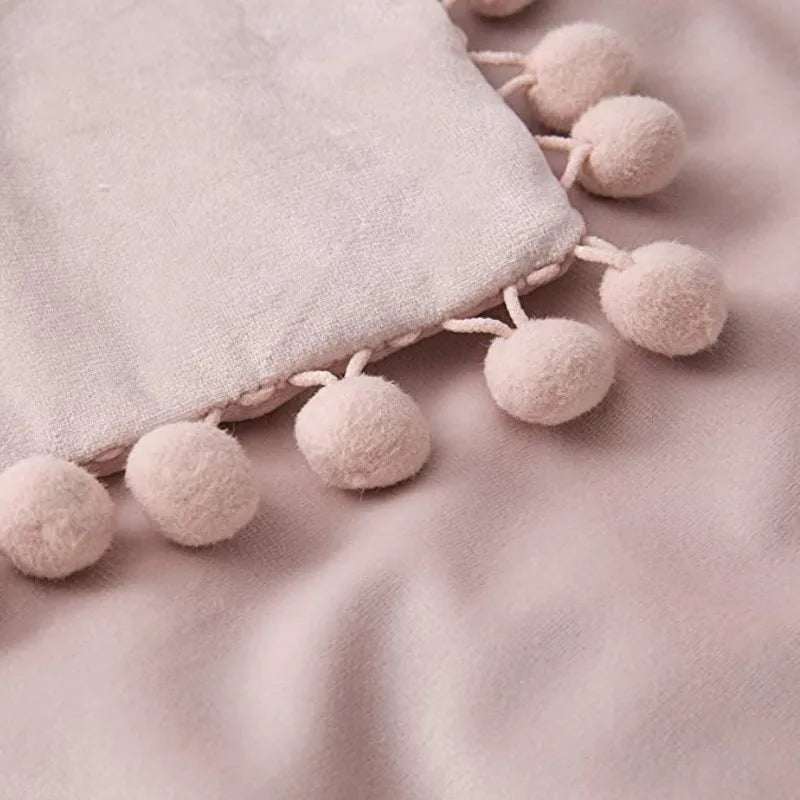 Housse de coussin en velours avec pompons – photo 2