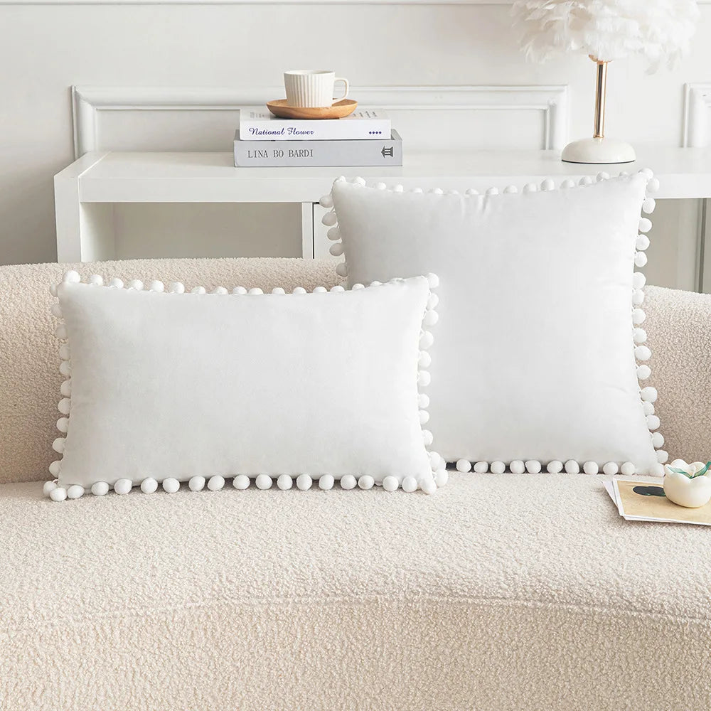 Housse de coussin en velours à pompons, coloris blanc