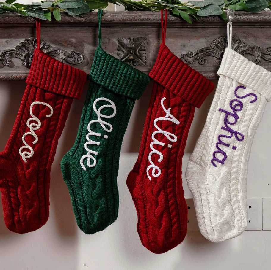 Quatre chaussettes tricotées au prénom suspendues