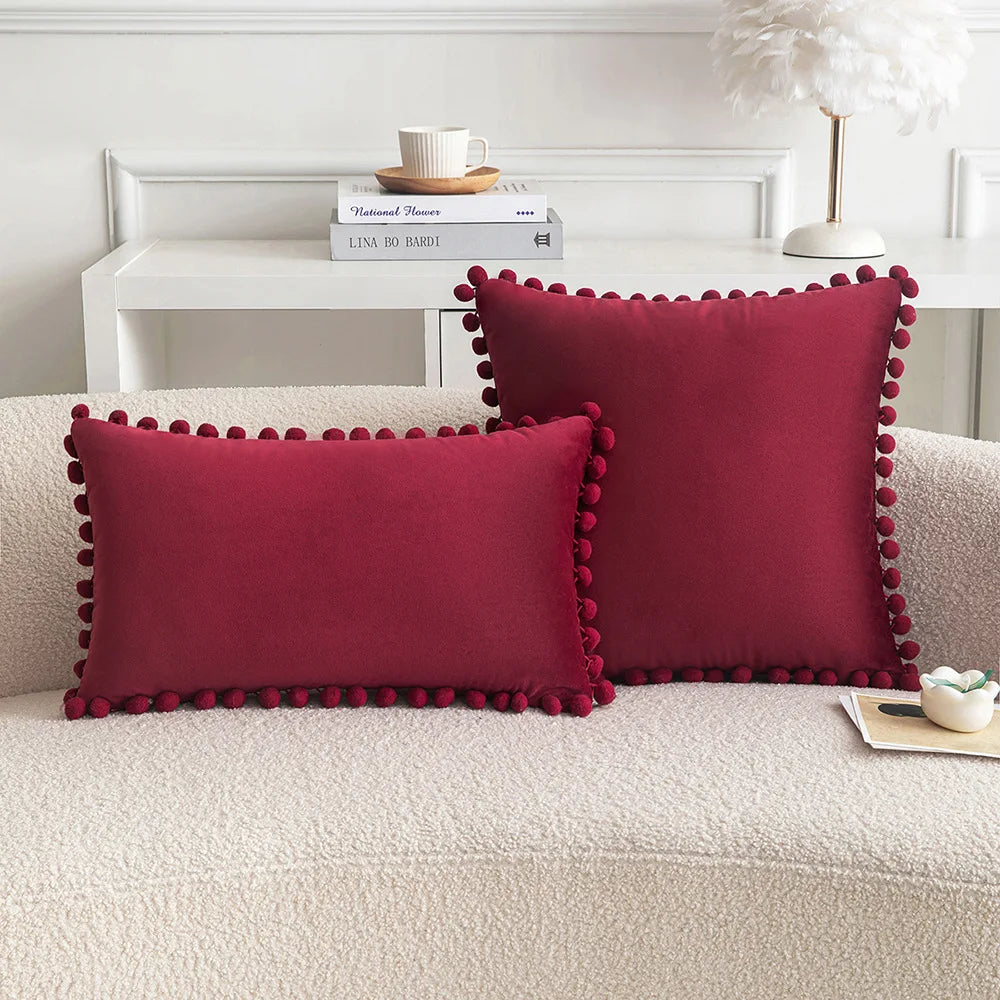 Housse de coussin en velours à pompons, coloris bordeaux
