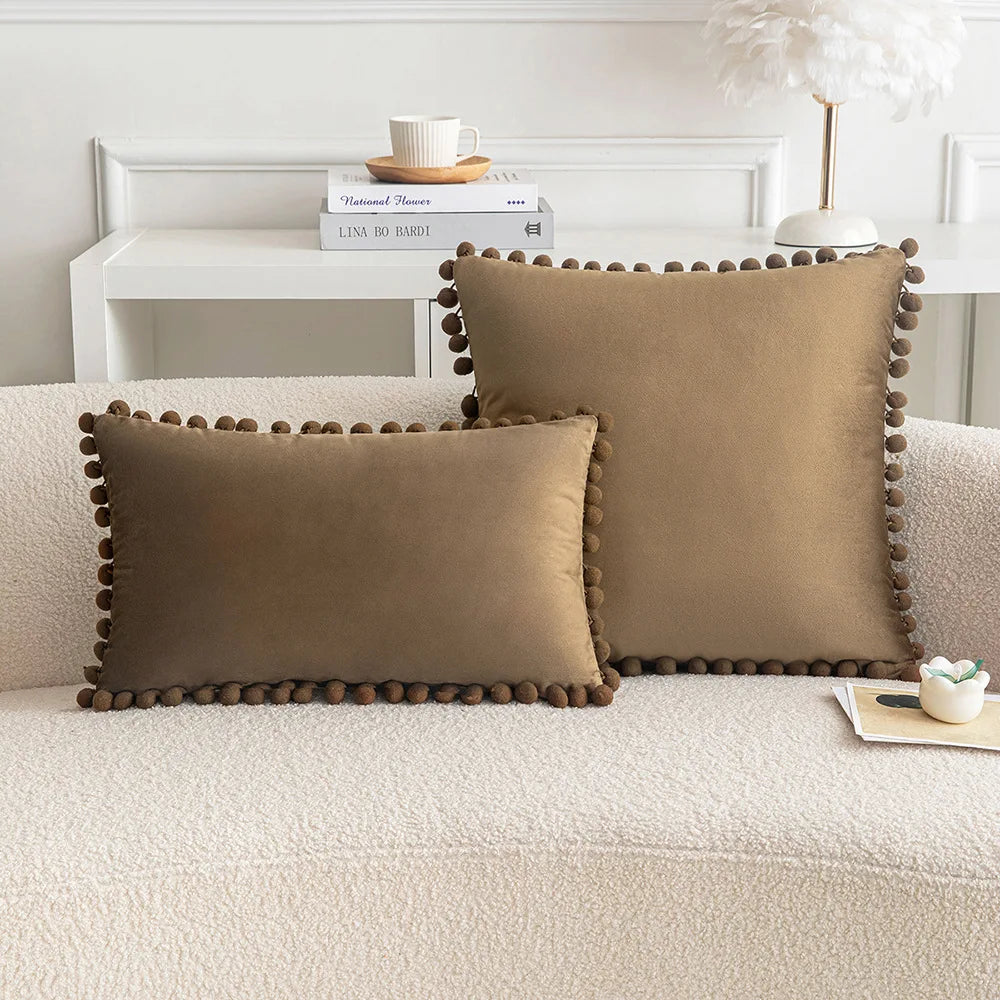 Housse de coussin en velours à pompons, coloris camel