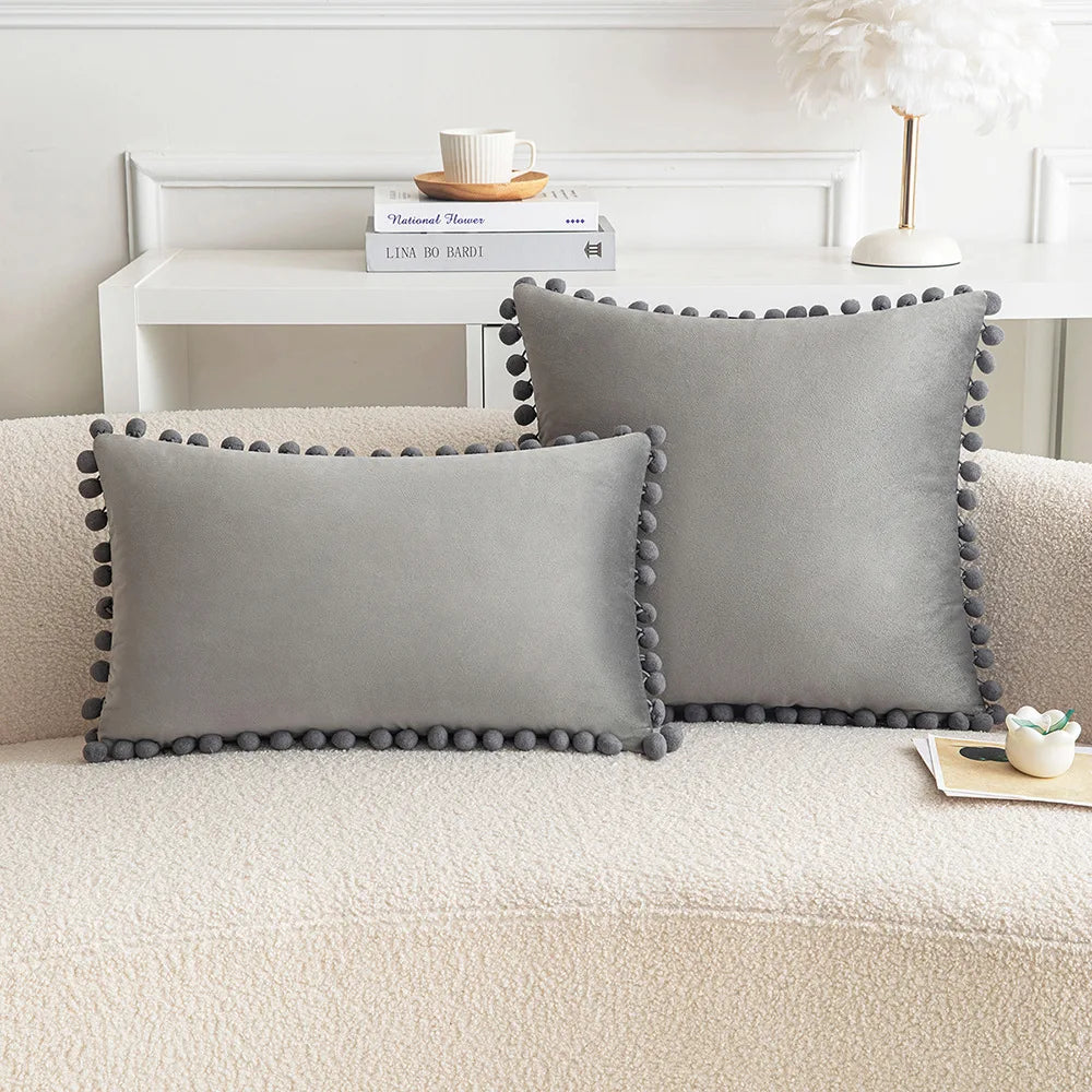 Housse de coussin en velours à pompons, coloris gris