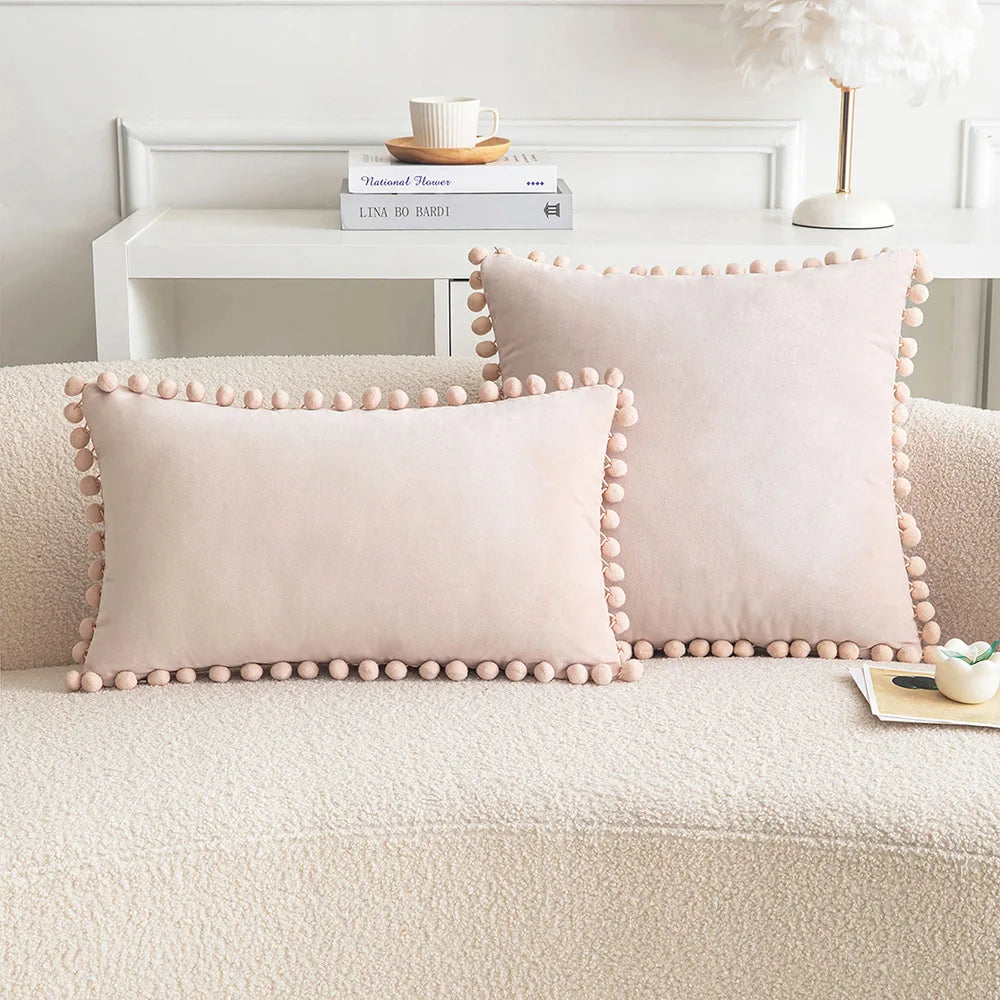 Housse de coussin en velours à pompons, coloris rose poudré
